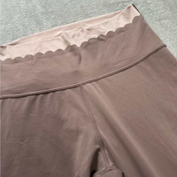 Aerie Two-Tone Scallop Detail Leggings - Picture 4 of 5